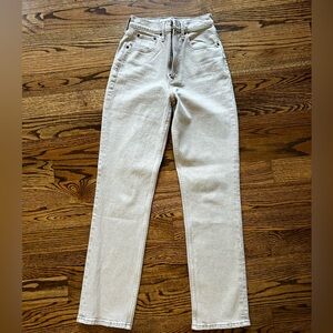Abercrombie and fitch tan and 90’s straight ultra high rise jeans. Never worn.